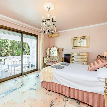 Villa With Pool In The Heart Of Pueblo
